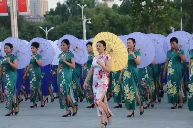 平凉泓源公司党委和兴北路社区绿地广场商圈党建联盟合作举办“讴歌新时代 共圆中国梦”纪念改革开放四十周年大型群众广场文化活动(图2) 平凉泓源公司党委和兴北路社区绿地广场商圈党建联盟合作举办“讴歌新时代 共圆中国梦”纪念改革开放四十周年大型群众广场文化活动(图2)