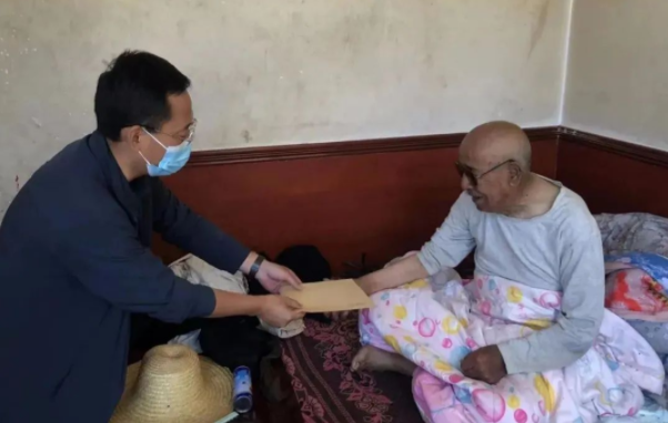 开云网页版登录入口-开云(中国)
赴帮扶村对接工作并慰问困难党员(图2)